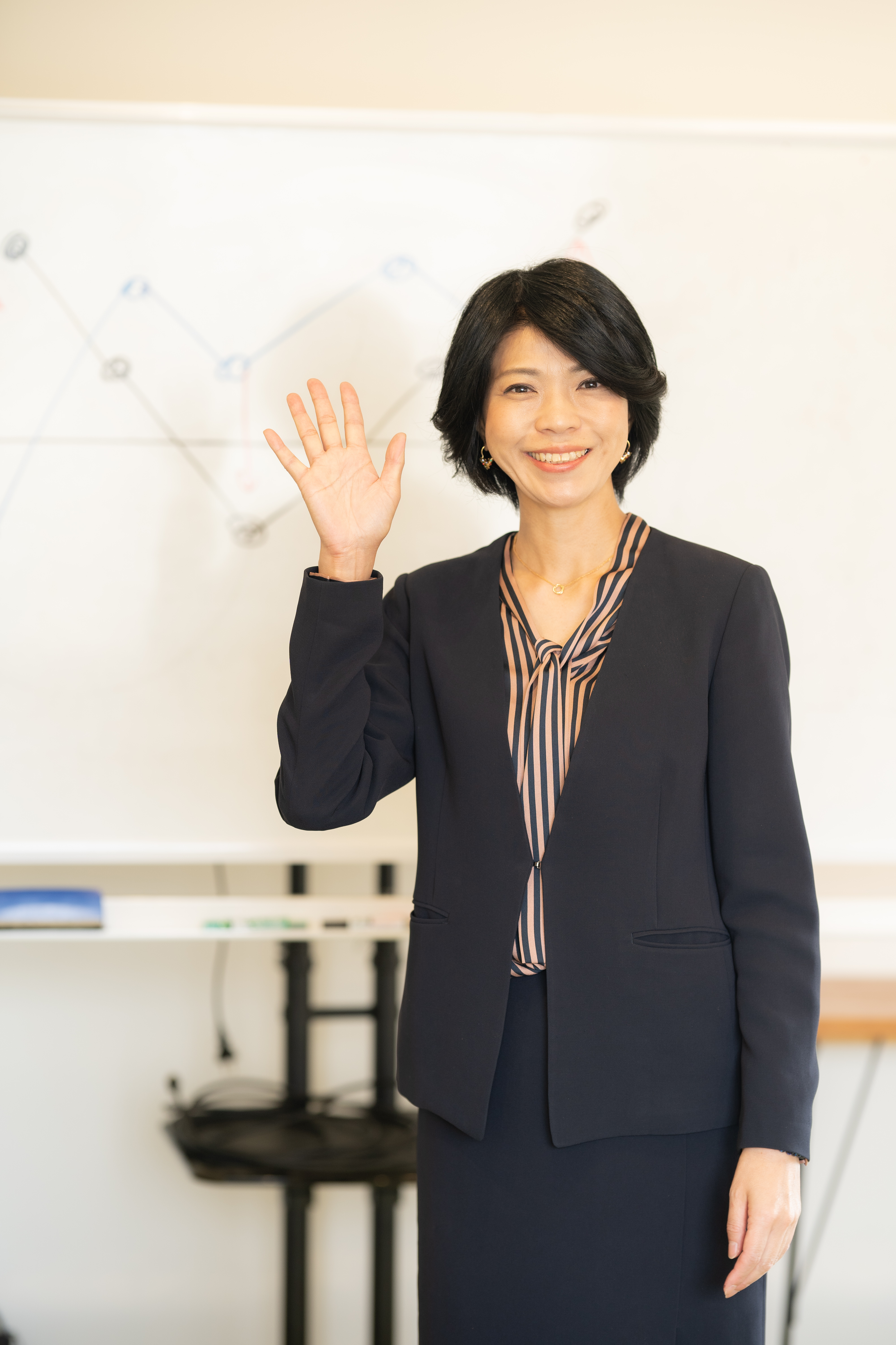手を振り、笑顔で迎える律子先生